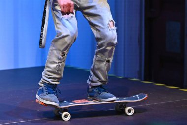Hamburg 'daki bir ticaret fuarında kaykaycı numaralar gösteriyor.