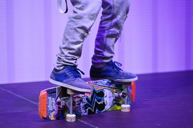 Hamburg 'daki bir ticaret fuarında kaykaycı numaralar gösteriyor.