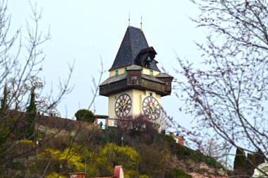 Graz 'daki ünlü Schlossberg saat kulesi çok uzaklardan görülebiliyor.