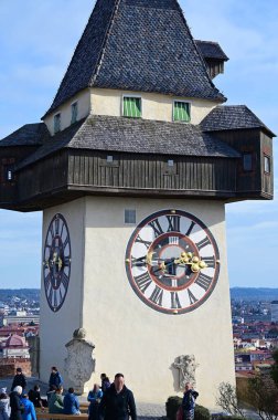 Graz 'daki ünlü Schlossberg saat kulesi çok uzaklardan görülebiliyor.