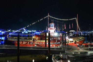Hamburg limanının geceleri Elbe, Almanya üzerindeki etkisi