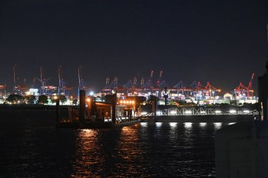 Hamburg limanının geceleri Elbe, Almanya üzerindeki etkisi