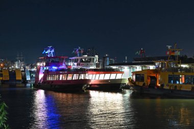 Hamburg limanının geceleri Elbe, Almanya üzerindeki etkisi