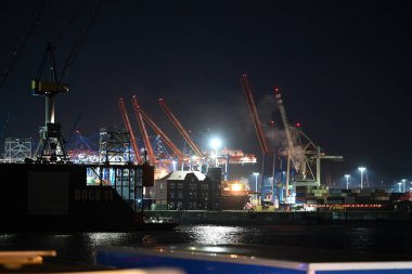 Hamburg limanının geceleri Elbe, Almanya üzerindeki etkisi