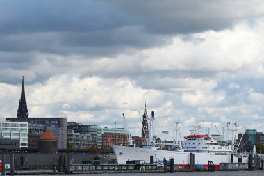 Hamburg 'un merkezinin panoraması Elbe' deki eski limanda.