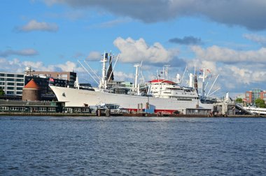 Hamburg 'un merkezinin panoraması Elbe' deki eski limanda.