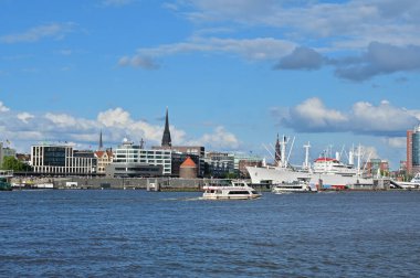 Hamburg 'un merkezinin panoraması Elbe' deki eski limanda.