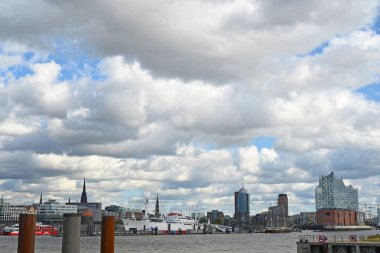 Hamburg 'un merkezinin panoraması Elbe' deki eski limanda.