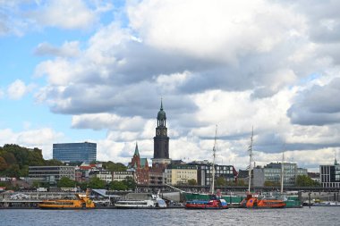 Hamburg 'un merkezinin panoraması Elbe' deki eski limanda.