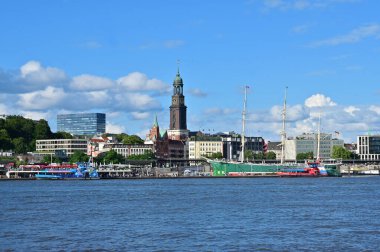 Hamburg 'un merkezinin panoraması Elbe' deki eski limanda.