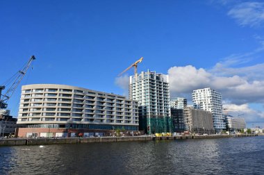 Hamburg 'un merkezinin panoraması Elbe' deki eski limanda.