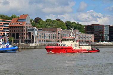 Almanya 'nın Hamburg limanındaki itfaiye teknesi ve römorkör.