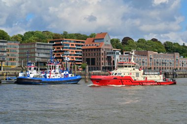 Almanya 'nın Hamburg limanındaki itfaiye teknesi ve römorkör.