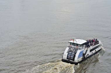 Hamburg limanında halk limanı feribotu