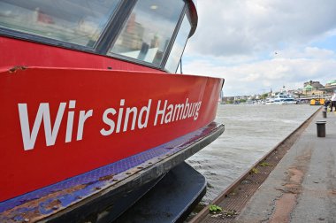 Hamburg limanında halk limanı feribotu