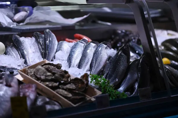 エルベの古い港のハンブルクの魚市場は 毎週日曜日午前5時から午前9時30分にエルベに直接開催されます ストック画像