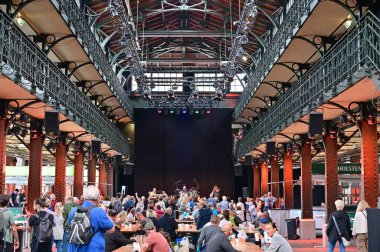 Hamburg limanı yakınlarındaki Altona 'daki eski balık müzayede salonu şimdi bir etkinlik yeri. Her pazar, gece baykuşları ve erken kalkanlar sabah erkenden buraya gelirler.