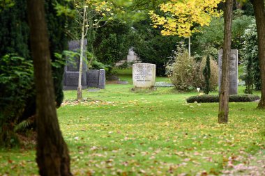 Hamburg 'daki Ohlsdorf Mezarlığı 389 hektarlık bir alana sahip dünyanın en büyük park mezarlığıdır..
