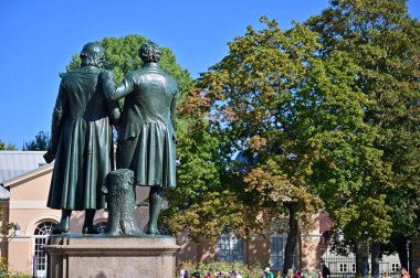 Weimar, Thüringen 'deki Alman Ulusal Tiyatrosu' nun önündeki Goethe-Schiller anıtı.
