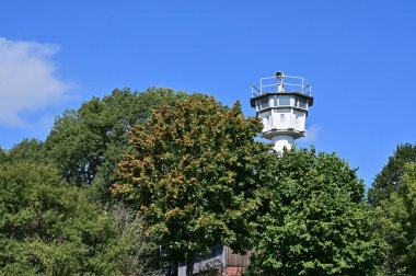 Almanya 'nın Moedlareuth (Little Berlin) köyü, onlarca yıldır Demir Perde ile ayrılır: Moedlareuth, kısmen Özgür Thüringen Eyaleti' nde kısmen de Voytlan 'ın Bavyera eyaletinde bulunan 40 nüfuslu bir köydür.