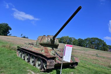 Almanya 'nın Moedlareuth (Küçük Berlin) köyü, onlarca yıl boyunca Demir Perde ile ayrıldı. Moedlareuth, kısmen Özgür Thüringen Eyaleti 'nde kısmen de Voytlan' daki Özgür Bavyera Eyaleti 'nde bulunan 40 nüfuslu bir köydür.