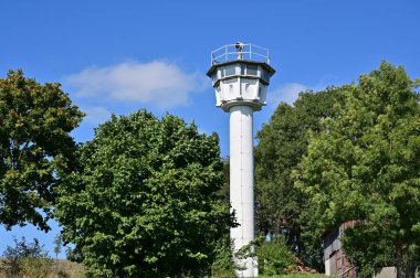 Almanya 'nın Moedlareuth (Küçük Berlin) köyü, onlarca yıl boyunca Demir Perde ile ayrıldı. Moedlareuth, kısmen Özgür Thüringen Eyaleti 'nde kısmen de Voytlan' daki Özgür Bavyera Eyaleti 'nde bulunan 40 nüfuslu bir köydür.