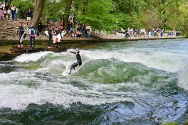 Eisbachwelle, İngiliz Bahçesi 'nin Eisbach' ında tüm yıl boyunca sörf yapmak için ideal yapay bir dalgadır..