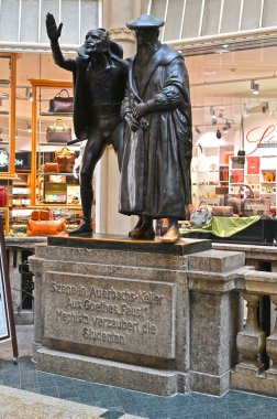 Auerbach 'ın Leipzig, Saksonya' daki mahzeninde bulunan meşhur Moedler Geçidi.