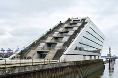 Hamburg 'daki Dockland, Hamburg limanında Altona' da gemi benzeri mimarisi olan bir ofis binasıdır. Ziyaretçilerin 140 basamaktan ulaştığı serbest erişilebilir çatı terasında, Hamburg limanının manzarasından harika bir manzara var.