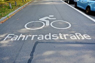 Leipzig, Saksonya 'nın merkezinde bisiklet sokağı.