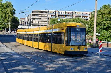 Almanya 'nın Saksonya eyaletinde, Dresden' in merkezinde bir tramvay.