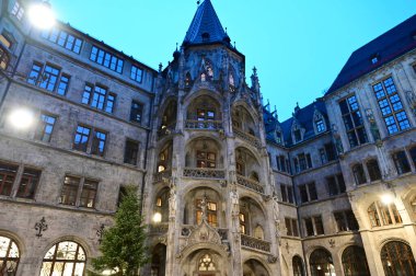 Marienplatz, Münih 'te, belediye binası, Bavari ile birlikte.