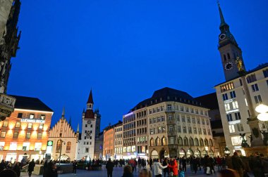 Marienplatz, Münih 'te, belediye binası, Bavari ile birlikte.