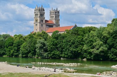 Münih, Bavyera 'daki Isar' da yerel dinlenme alanı