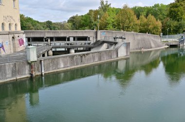 Münih, Bavyera 'daki Isar' ın yeşil bankaları.