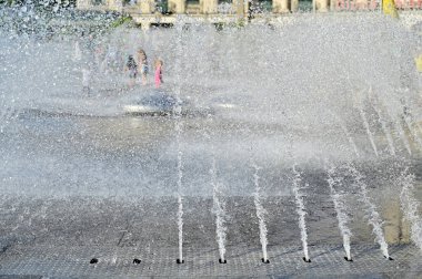Münih, Bavyera 'daki Karlsplatz' da (Stachus) su kaynakları