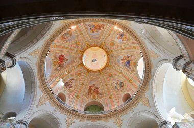 Almanya 'nın Saksonya eyaletindeki Dresden' deki Frauenkirche 'e bakın.