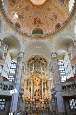 Almanya 'nın Saksonya eyaletindeki Dresden' deki Frauenkirche 'e bakın.