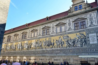 Almanya 'nın Saksonya eyaletinde, Dresden' de prenslerin geçit töreninin tarihi resmi.