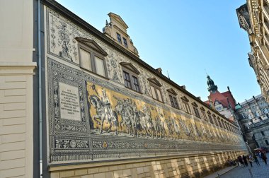 Almanya 'nın Saksonya eyaletinde, Dresden' de prenslerin geçit töreninin tarihi resmi.