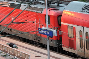 Hamburg 'daki ana tren istasyonu, Alman.