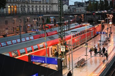 Hamburg 'daki ana tren istasyonu, Alman.