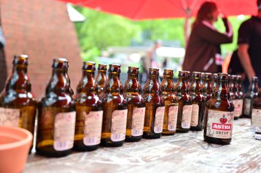 Hambur 'da bir bar bahçesinde üst üste Astra bira şişeleri