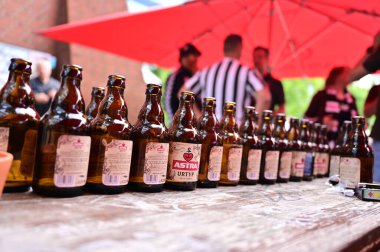 Hamburg 'da bir bar bahçesinde üst üste Astra bira şişeleri
