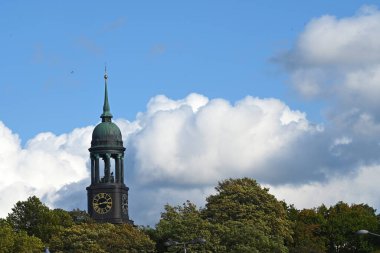 Hamburg 'daki St. Michaelis ana kilisesinin kulesi.