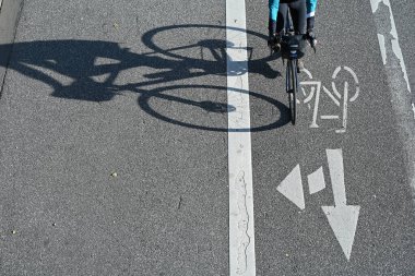 Almanya 'nın Hamburg şehrinde bir caddede bisiklet yolu