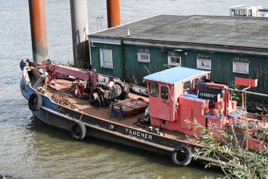 Eski Hamburg limanında bir gemi, Alman.