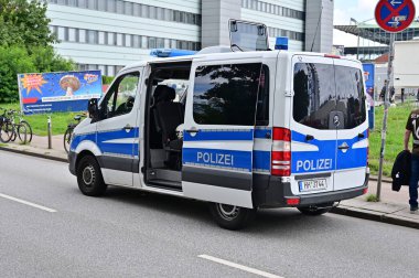 Operasyon sırasında Hamburg 'da bir polis aracı