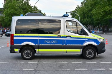 Operasyon sırasında Hamburg 'da bir polis aracı.