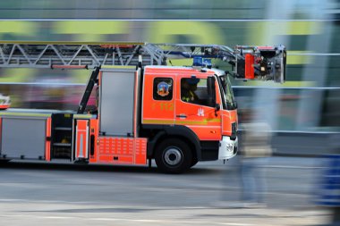 Hamburg İtfaiyesi 'nden Almanya' daki bir operasyona giden yolda bir döner tabla merdiveni.